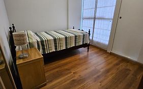 Habitación individual con baño independiente, servicios y cochera